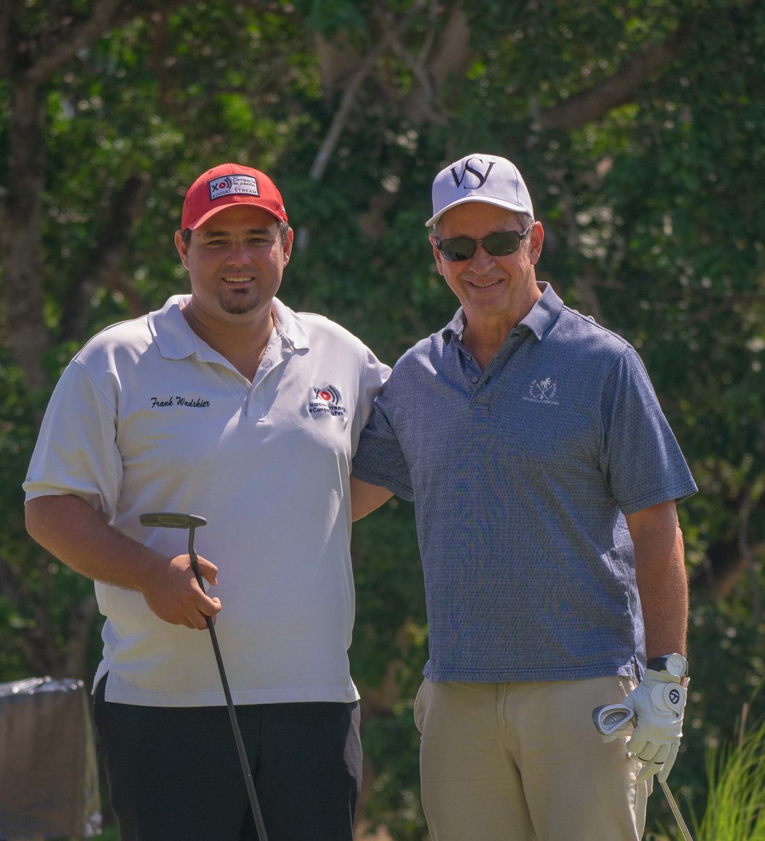 Frank Wadskier junto a su padre en un campo de golf